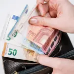 Cecina, la Polizia restituisce portafoglio con 650 euro: rintracciata la proprietaria