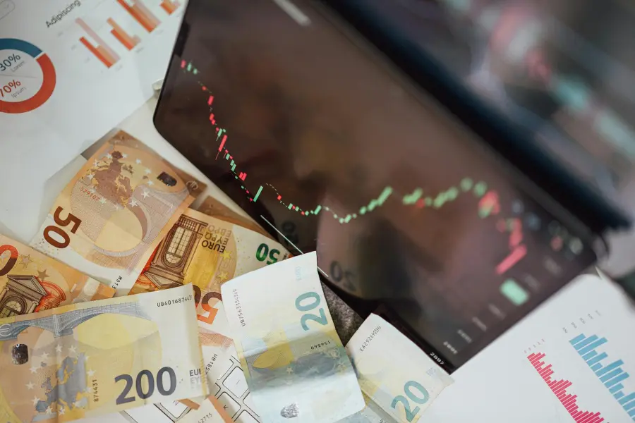 Bce conferma tassi al 2%: pesano energia e tensioni globali