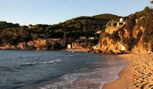 L’Isola d’Elba: guida alle spiagge più belle, come arrivare in traghetto e quando andare per evitare la folla