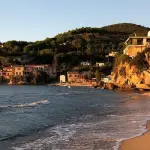 L’Isola d’Elba: guida alle spiagge più belle, come arrivare in traghetto e quando andare per evitare la folla