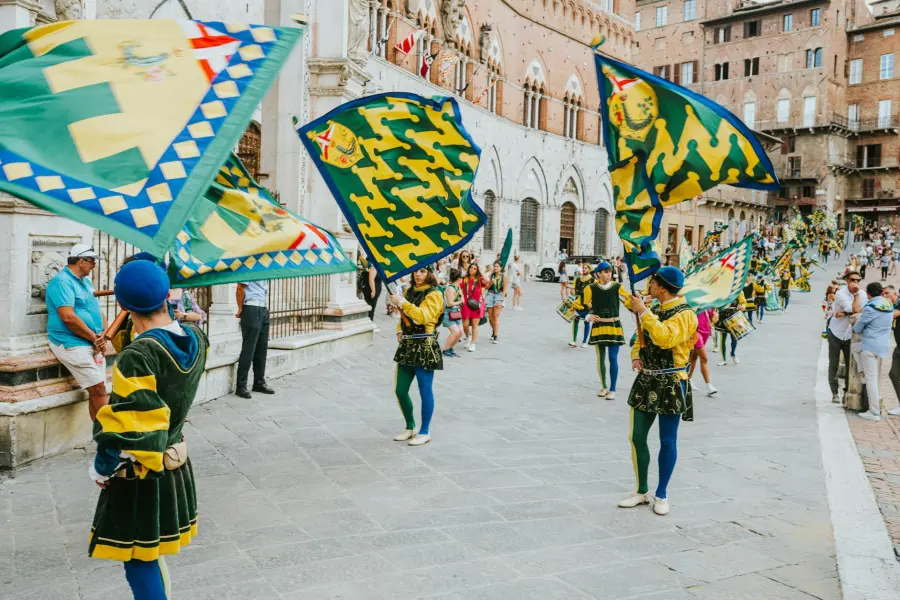Il Palio di Siena: storia, date, come assistere alla corsa e dove prenotare un posto in Piazza del Campo