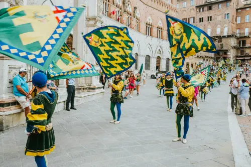 Il Palio di Siena: storia, date, come assistere alla corsa e dove prenotare un posto in Piazza del Campo