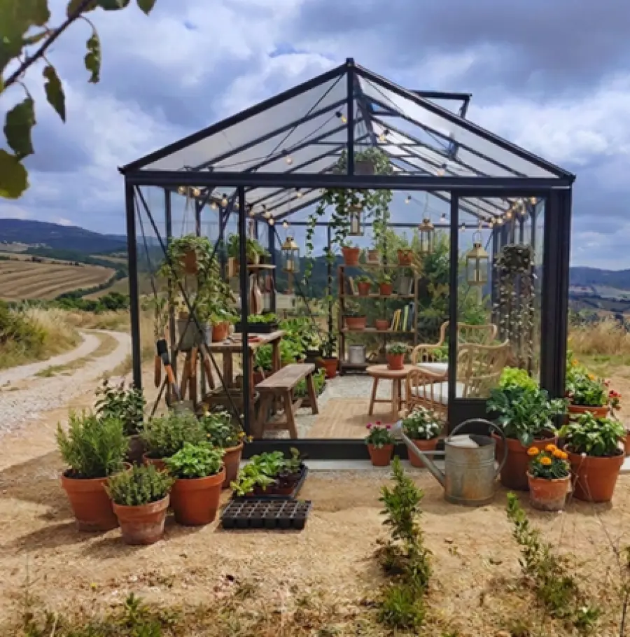 Arredare il giardino con una serra: pregi e funzionalità