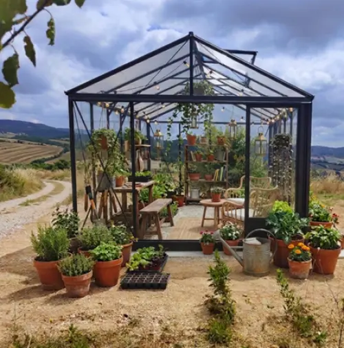 Arredare il giardino con una serra: pregi e funzionalità