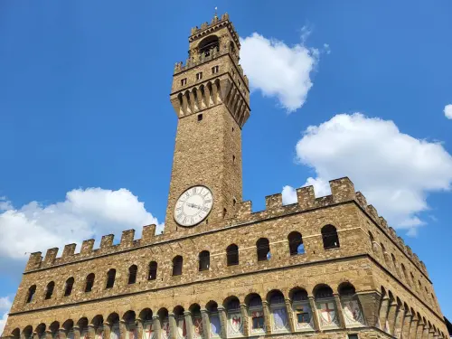 Firenze, negli appalti comunali nessuna paga sotto i 9 euro