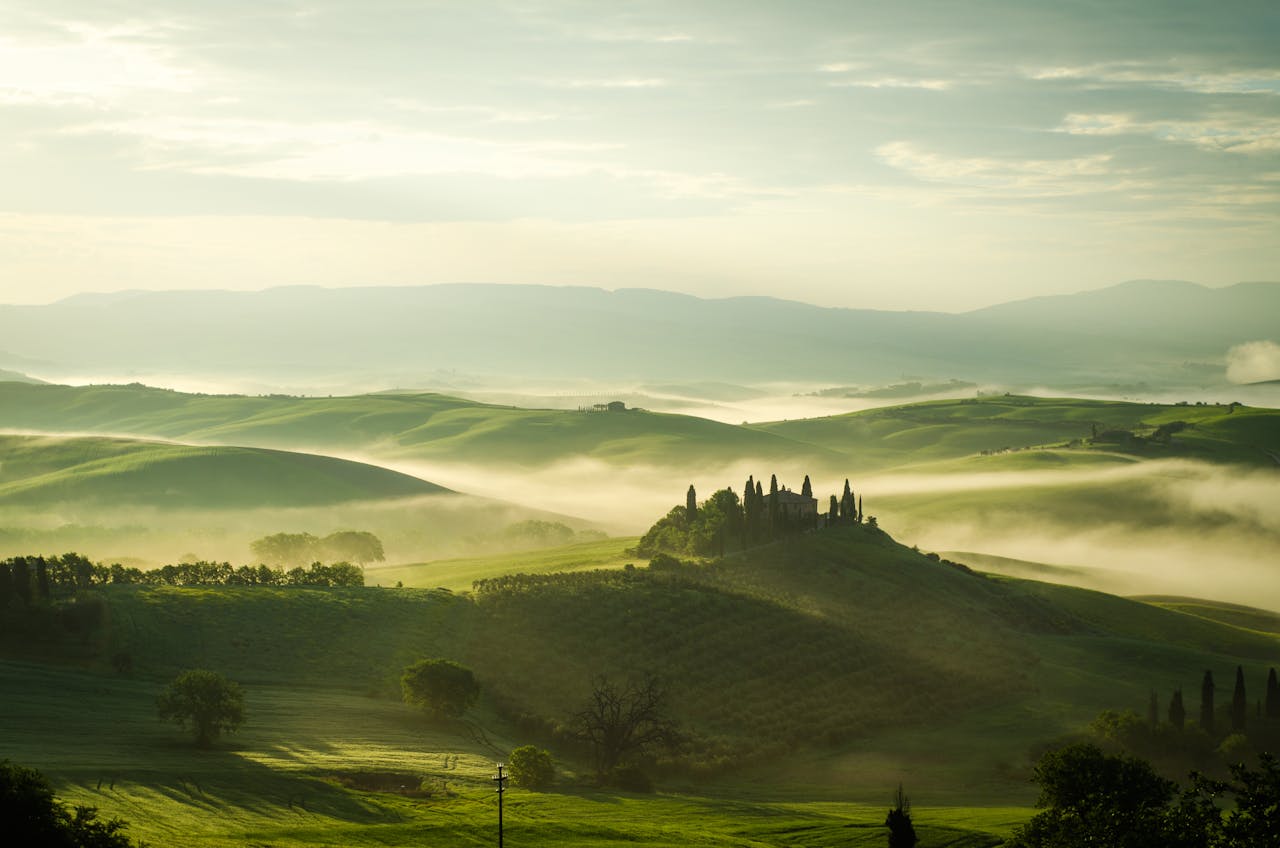 Le colline più scenografiche della Toscana tra vigneti e panorami